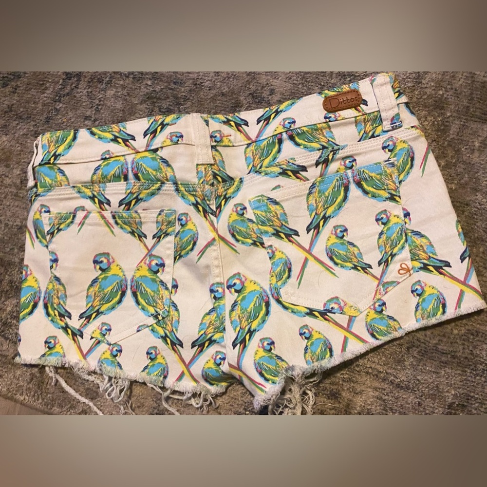 DITTOS MISTY MID RISE SHORTS LOVE BIRTS PRINT Size 29 - Picture 2 of 5